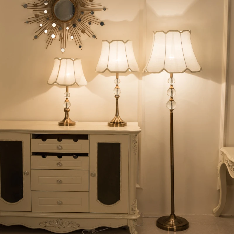 אירופאי רטרו מנורת רצפה בסלון ספה אור יוקרה אנכי פשוטה מודרני לחדר השינה ליד המיטה האמריקאי שולחן מנורות ופנסים.