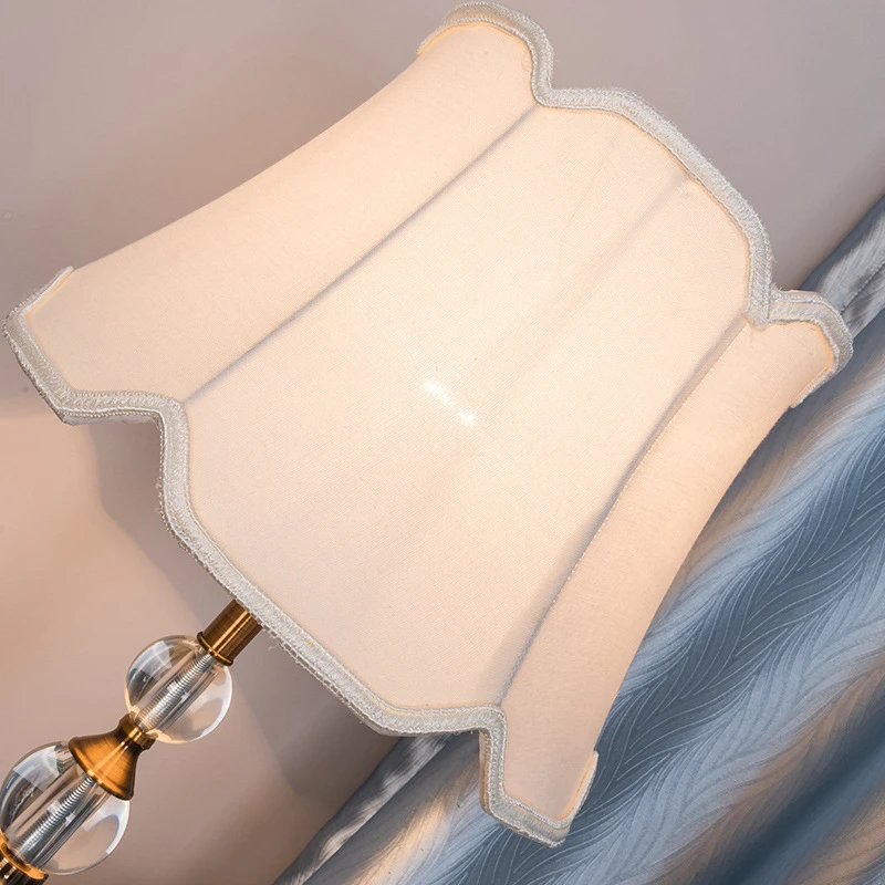 אירופאי רטרו מנורת רצפה בסלון ספה אור יוקרה אנכי פשוטה מודרני לחדר השינה ליד המיטה האמריקאי שולחן מנורות ופנסים.
